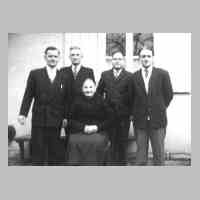083-1003 Nach 1945 - Otto Neuman, zweiter von links, mit Mutter und Bruder.jpg